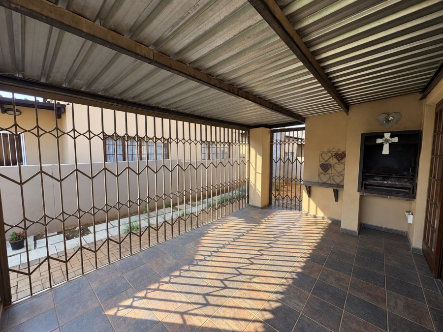 2 Bedroom Property for Sale in Waterval East North West